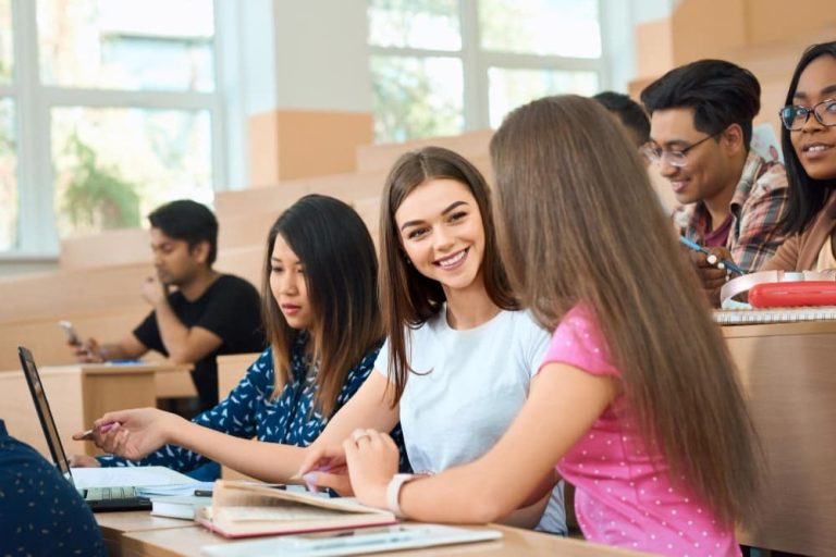3 diferencias entre el sistema educativo canadiense y latinoamericano: lo que debes saber como estudiante internacional