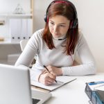 Grado 12 Presencial o Virtual: ¿Cuál es la mejor opción para acceder a universidades en países de habla inglesa?