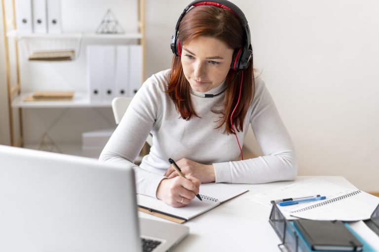 Grado 12 Presencial o Virtual: ¿Cuál es la mejor opción para acceder a universidades en países de habla inglesa?